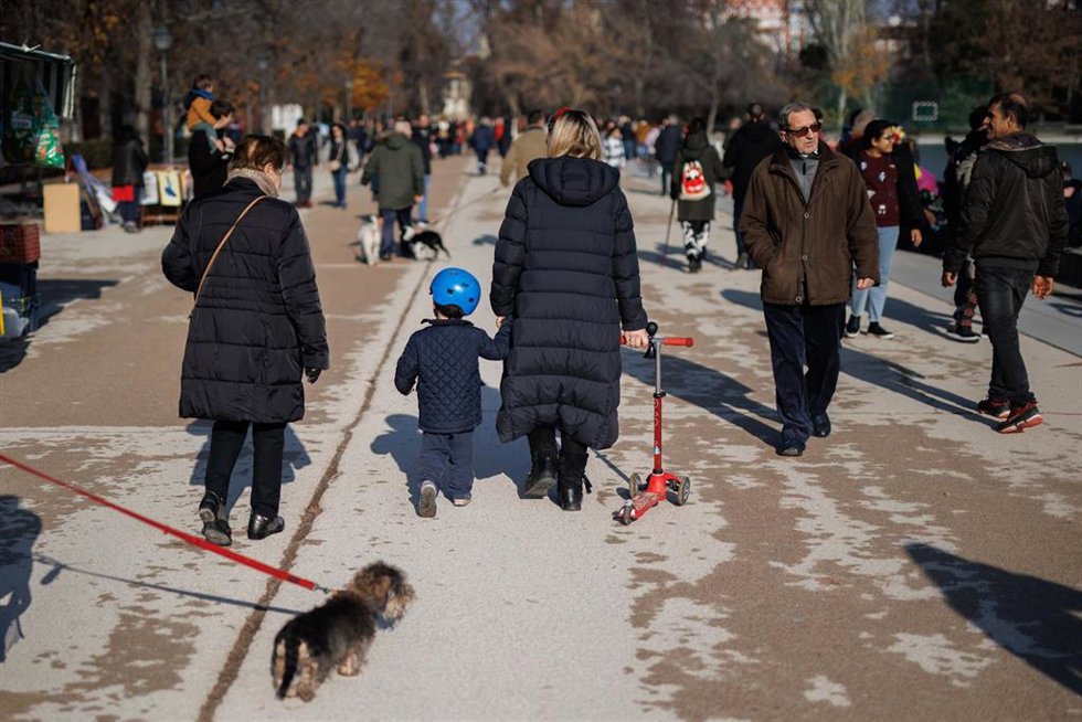 Un niño pasea con su patinete en el parque del Retiro.