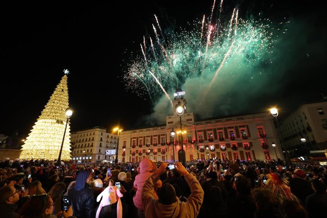 Algunas personas esperan en la calle hasta poder regresar a sus casas tras disfrutar de las fiestas de Nochevieja, a 1 de enero de 2023, en Madrid (España). 