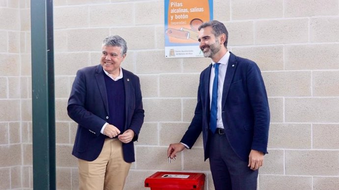 El consejero de Sostenibilidad, Medio Ambiente y Economía Azul, Ramón Fernández Pacheco, a la derecha, en el punto limpio de Mairena, en Sevilla.