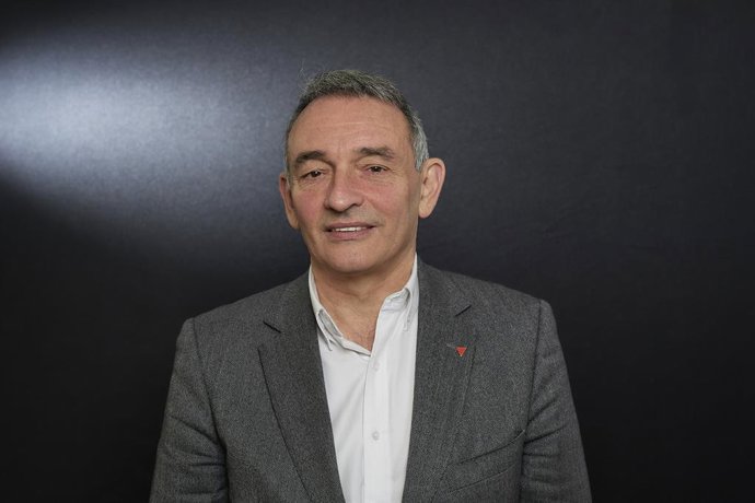 El portavoz adjunto de UP, Enrique Santiago, posa para Europa Press en el Congreso de los Diputados, a 29 de diciembre de 2022, en Madrid (España).