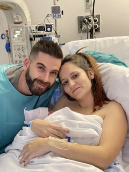 Los padres de Logan, el primer bebé del año 2023 en Salamanca, posan con el recien nacido