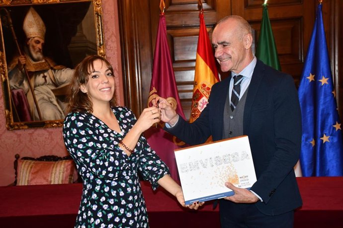 El alcalde de Sevilla, Antonio Muñoz, ha asistido a la entrega de llaves de los dos últimos pisos de Emvisesa adjudicados, en este caso a la Asociación Nuevo Hogar Betania y a la Federación Andalucía Acoge.