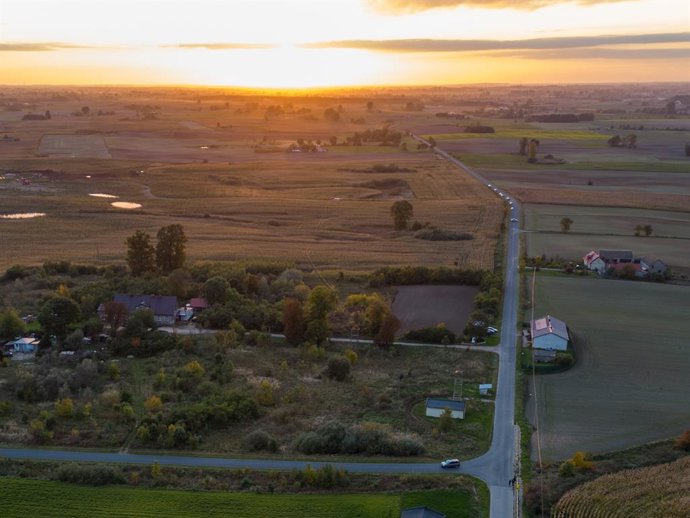 Archivo - 12 October 2022, Poland, Lania: An aerial view shows a police barricade at the end of the road . A leak has been discovered on the Druzhba pipeline that carries crude oil from Russia to Germany, the Polish operator PERN said on Wednesday, addi