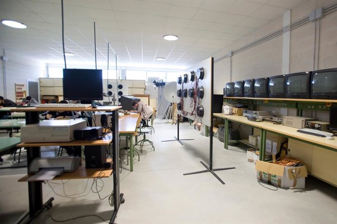 La Junta De Andalucía Destinó Más De 2,7 Millones De Euros A Mobiliario Y Equipamiento De Centros Educativos Sevillanos En 2022