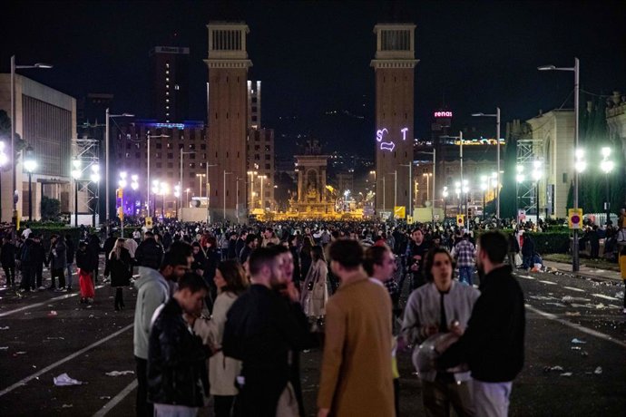 A primera hora del matí quedava gent en l'avinguda Maria Cristina