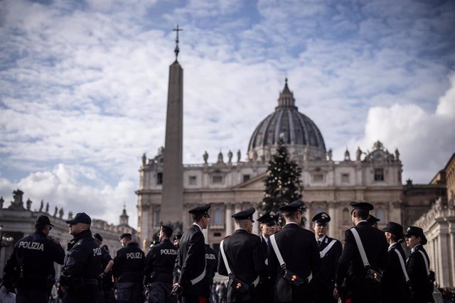 Policía italiana en la Plaza de San Pedro