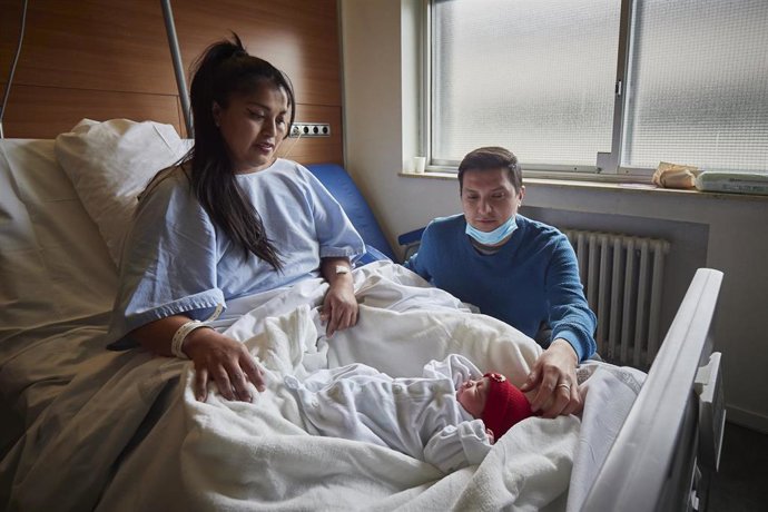 Verónica Elisabeth Velásquez y Richard Cabrera con su hija Ariadna Elisabeth Cabrera Velásquez, una de las primeras nacidas en 2023 en Navarra