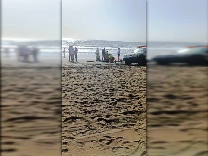 Servicios de emergencias atienden a una persona tras sufrir un ahogamiento en una playa de Canarias