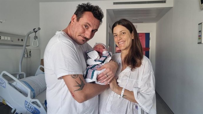 Manuela Miatto y Giacomo Boni, con el pequeño Romeo en brazos