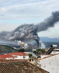 La Junta activa el plan de emergencia exterior por el incendio en el horno de una nave en San Roque (Cádiz)