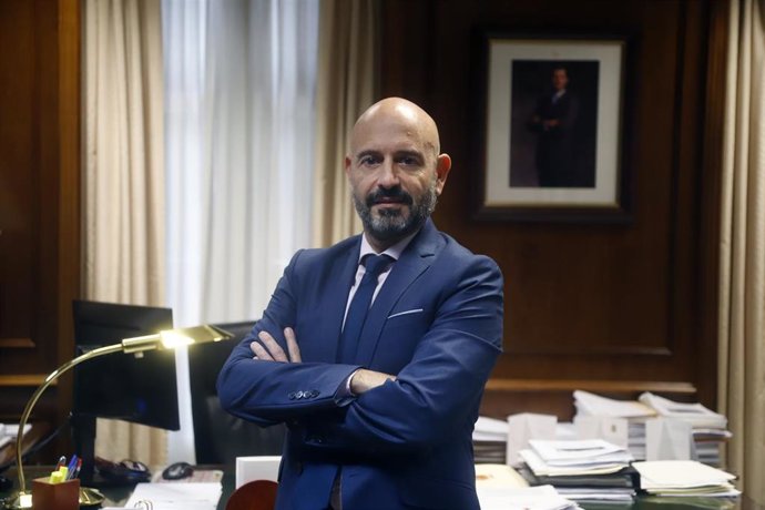 El subdelegado del Gobierno en Málaga, Javier Salas, posa para Europa Press momentos antes de la entrevista,