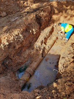 Una avería en una conducción de agua potable en la plaza de Sa Feixina deja sin suministro a 1.500 residentes