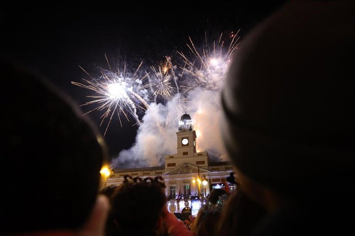 Fuegos artificiales en la Real Casa de Correos tras las Campanadas de Fin de Año 2022, en la Puerta del Sol  