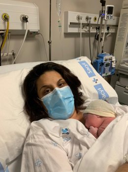 Foto de la primera vallisoletana de 2023 junto a su mamá