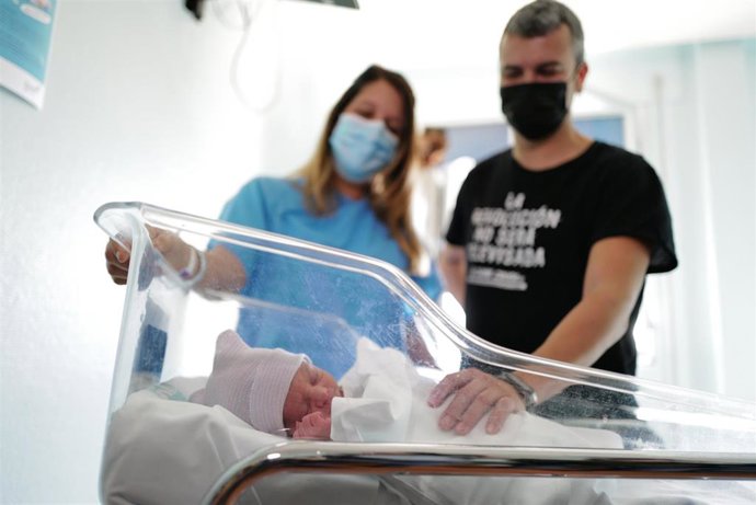 Aitana Tejero y Daniel Tejada son los padres de Ander, el primer bebé nacido en Zaragoza en 2023.