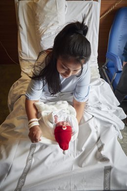 Verónica Elisabeth Velásquez con su hija Ariadna Elisabeth, uno de los primeros nacimientos de Navarra en 2023.