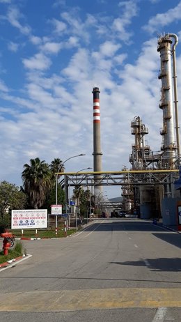 El incendio se ha declarado en un horno de aceite de una nave del Polígono Industrial Guarranque, en San Roque, en Cádiz.