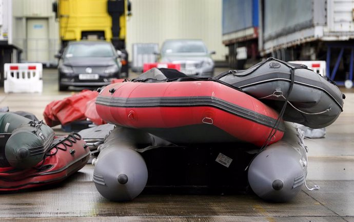 Archivo - 28 August 2022, United Kingdom, Dover: Small boats and outboard motors thought to be used by migrants crossing the Channel are stored at a warehouse facility near Dover in Kent. Photo: Gareth Fuller/PA Wire/dpa