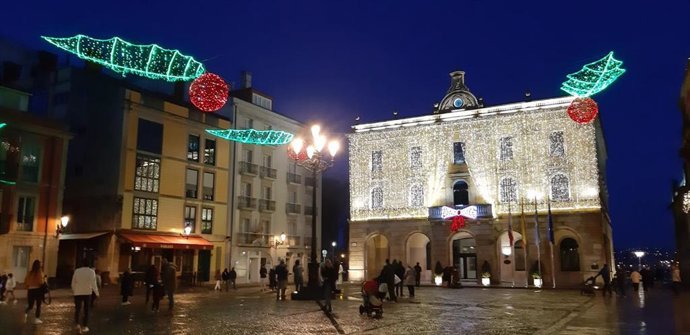 Archivo - Iluminación navideña en la plaza Mayor de Gijón