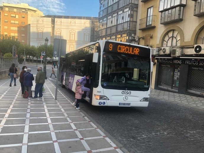 El Ayuntamiento mantiene en 2023 la bonificación al transporte urbano por autobús del Gobierno