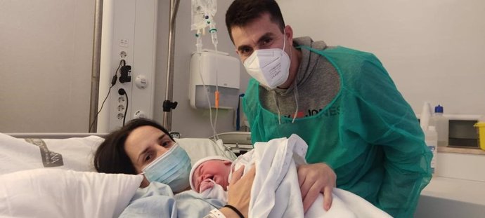 Diego, el primer bebé del año, con sus padres Ana y Diego