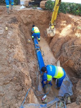 Técnicos de Emaya trabajando en solucionar la avería en una conducción de agua potable en la plaza de Sa Feixina