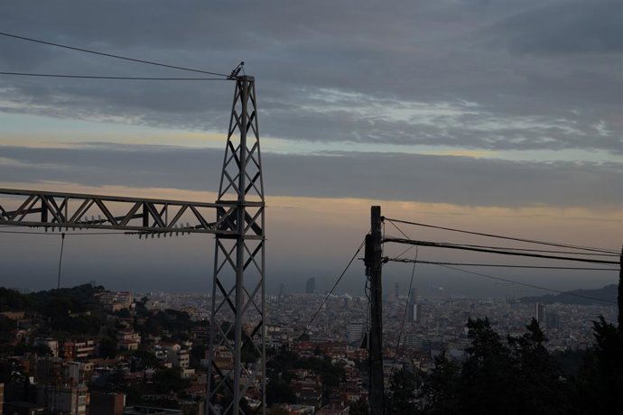 Tendido eléctrico, a 31 de diciembre de 2022, en Barcelona, Cataluña (España). El precio de la luz para los clientes de tarifa regulada vinculados al mercado mayorista ha cerrado 2022 en 209,4 euros por megavatio hora (MWh) de media, por lo que se sitúa