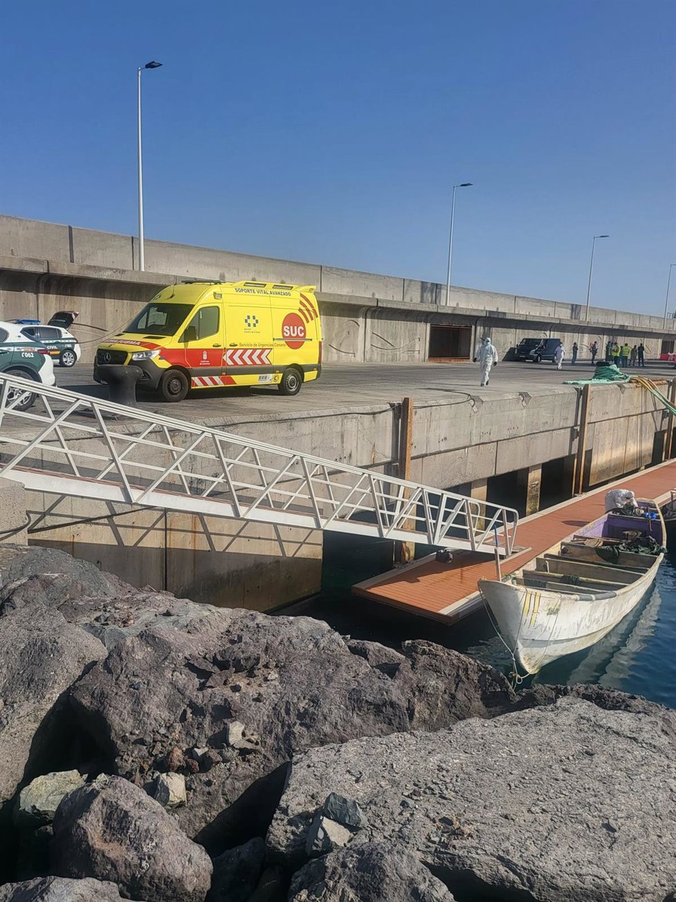 Cayuco llegado al muelle de Los Abrigos con ocho migrantes a bordo