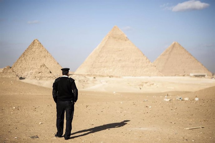 Archivo - Imagen de archivo de un agente de Policía egipcio 