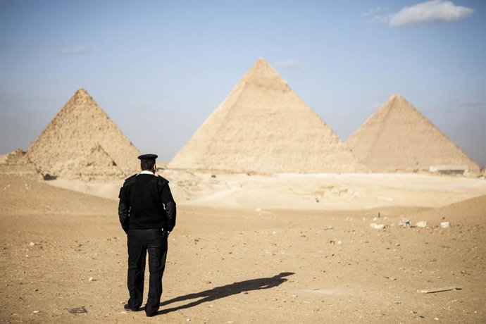 Archivo - 06 January 2020, Egypt, Giza: A Police officer stands guard at the Great Pyramids of Giza. Photo: Omar Zoheiry/dpa