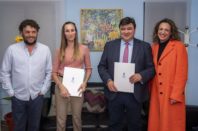 Archivo - El alcalde de Huelva, Gabriel Cruz, segundo por la derecha, en la firma del acuerdo de colaboración con la presidenta de la Asociación Estuario para el Estudio y Tratamiento de las Adicciones, Lucía Rodríguez.