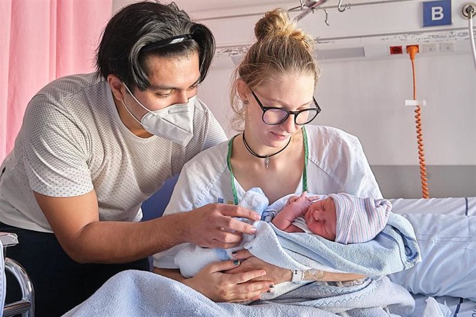 Padres de Amelia, el primer bebé de 2023 nacido en Canarias, en el Hospital de Fuerteventura