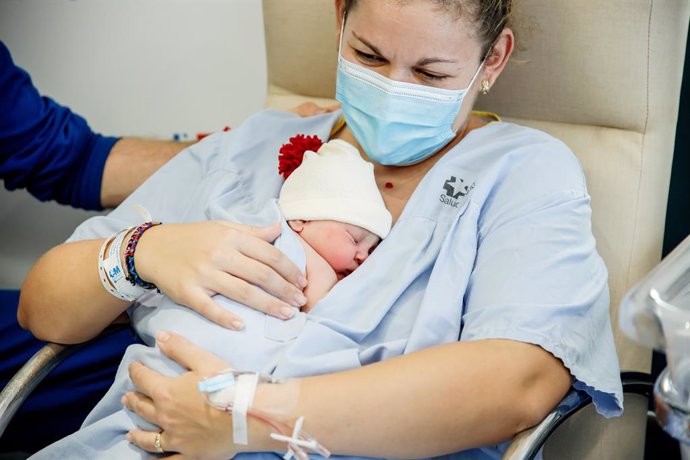 Andrea posa con su hija Iratxe, que ha sido la primera bebé nacida en 2023 en España, en el Hospital Gregorio Marañón, a 1 de enero de 2023, en Madrid, (España). 