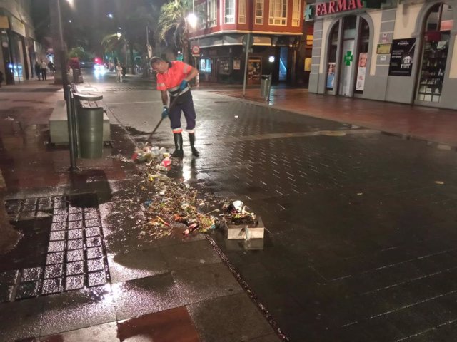 Dispositivo de limpieza del Ayuntamiento de Las Palmas de Gran Canaria durante 'Nochevieja'