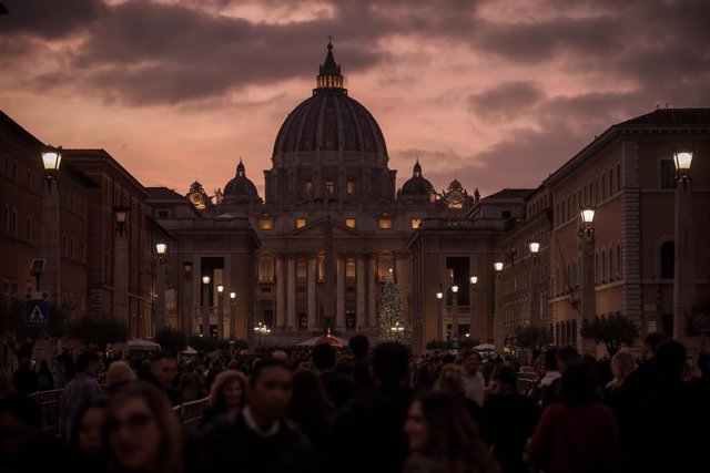 Fieles en la Plaza de San Pedro del Vaticano, en cuya basílica serán expuestos este lunes los restos mortales de Benedicto XVI