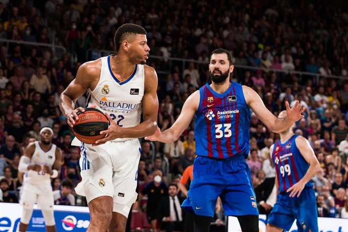 Archivo - Edy Tavares y Nikola Mirotic