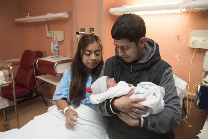 El primer bebé nacido en Huesca en 2023, Justin Alexander, con sus padres en el Hospital San Jorge de la capital oscense.