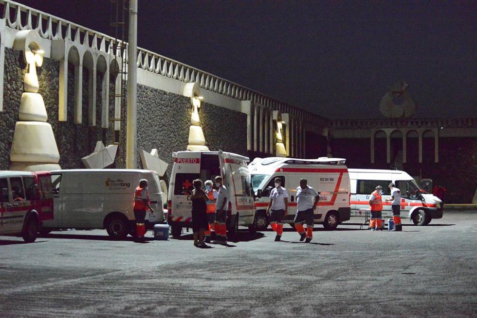 Archivo - Vehículos de Cruz Roja atienden a varios migrantes a su llegada al muelle de La Restinga tras ser rescatados de una patera en 2021