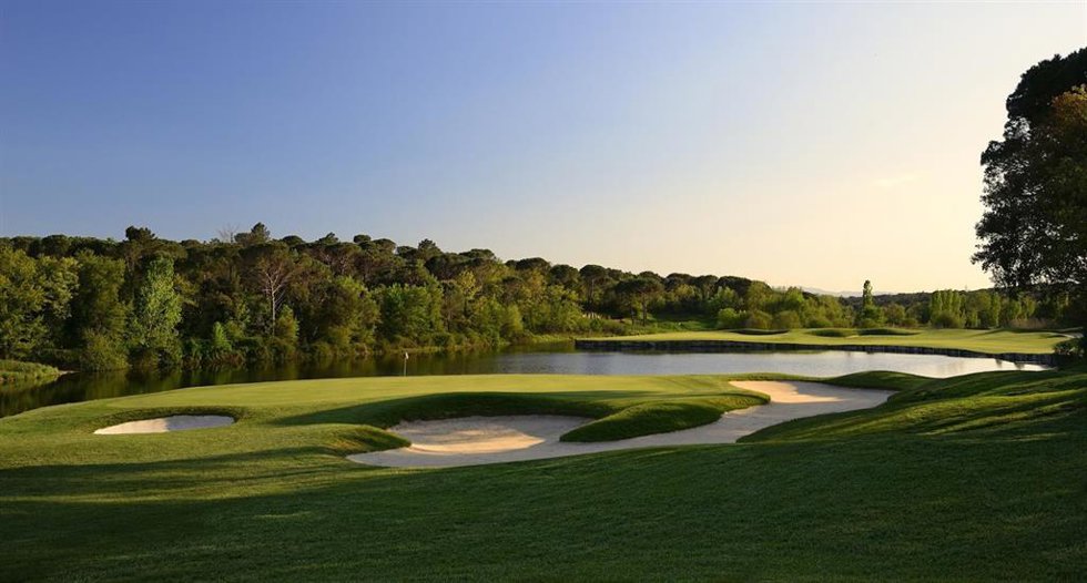 Archivo - Hoyo 11 del Stadium Course del PGA Catalunya Resort
