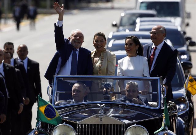El presidente de Brasil, Luiz Inácio Lula da Silva, junto a la primera dama, el vicepresidente del país, Geraldo Alckmin, y su mujer, en la investidura del mandatario en Brasilia