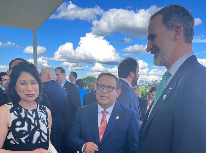 El Rey Felipe VI, junto al primer ministro de Perú, Alberto Otárola, y la ministra de Exteriores peruana, Ana Gervasi
