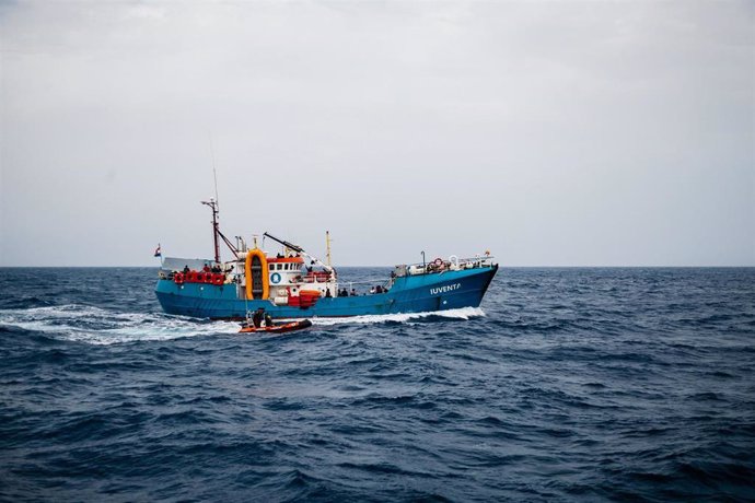 Archivo - Imagen de archivo de servicios civiles durante una operación de rescate de migrantes en el mar Mediterráneo