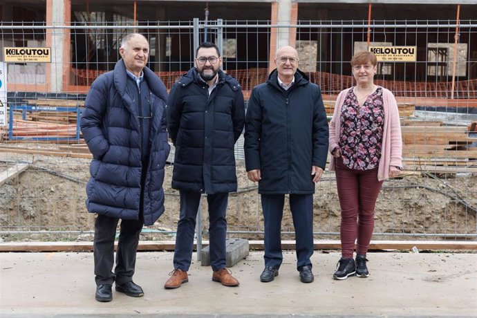 El concejal de Urbanismo, Industria y Empleo del Ayuntamiento de Sesma, Pedro Mangado; el director general de Administración Local y Despoblación, Jesús M Rodríguez; el consejero de Cohesión Territorial, Bernardo Ciriza; y la alcaldesa de Sesma.