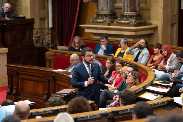 Archivo - El presidente de la Generalitat, Pere Aragonés, interviene durante una sesión de control en el Pleno del Parlament, a 19 de octubre de 2022, en Barcelona, Cataluña (España). Aragonès y el Govern se enfrentarán a la sesión de control de los siete