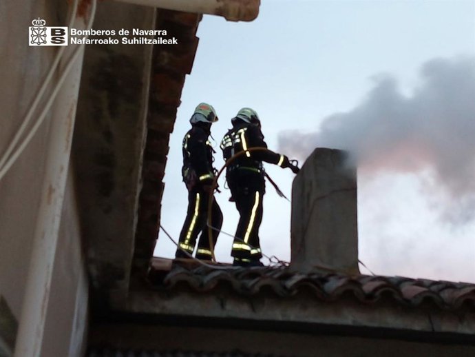 Bomberos extinguiendo una chimenea.