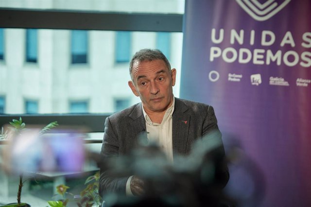 El portavoz adjunto de UP, Enrique Santiago, durante una entrevista para Europa Press en el Congreso de los Diputados.