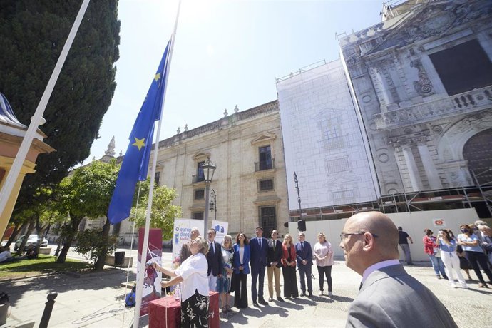 Archivo - Momento donde una mujer eleva la bandera durante el izado de la bandera de la Unión Europea como homenaje por el Día de Europa en el Rectorado de la Universidad de Sevilla, a 9 de mayo de 2022 en Sevilla (Andalucía, España) (Foto de archivo).
