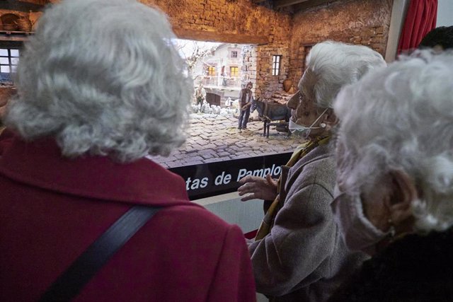 Varias señoras mayores de una residencia van a ver las luces de Navidad en Pamplona.