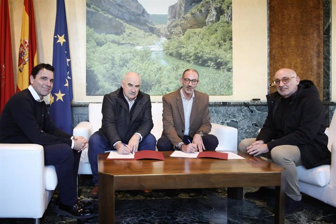 De izqda. A dcha.: El director gerente de Nasuvinsa, Alberto Bayona; el vicepresidente José M Aierdi; el alcalde de Corella, Gorka García Izal y el concejal de urbanismo Félix Bienzobas.