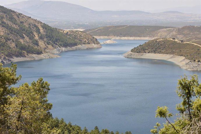 Archivo - Vista del embalse del Atazar en el Berrueco, a 11 de agosto de 2022, en El Berrueco, Madrid (España). 